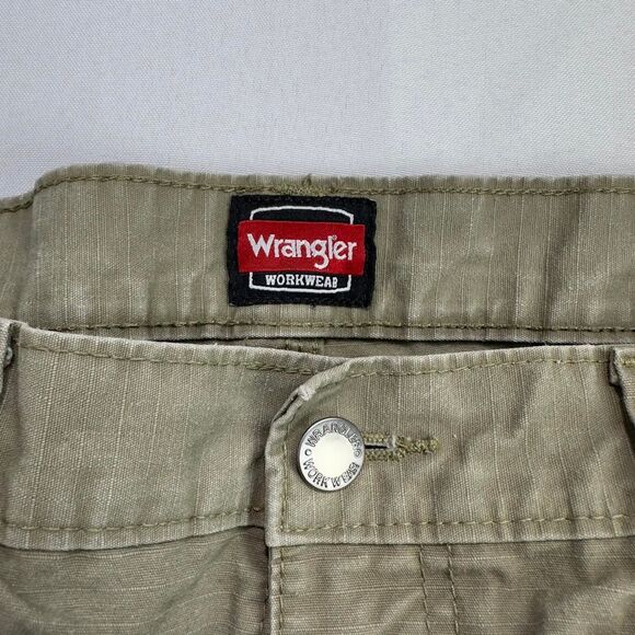 Wrangler Workwear Cargo Shorts Men’s 36 Beige Utility Carpenter Ripstop - Picture 3 of 5